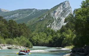 Vacances à Castellane : pourquoi choisir le camping ?