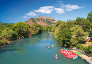 Les avantages d’un camping en bord de rivière en PACA, dans le Var