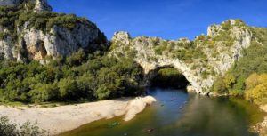 Camping dans le sud de l’Ardèche : découvrir le Vallon Pont d’Arc et bien plus