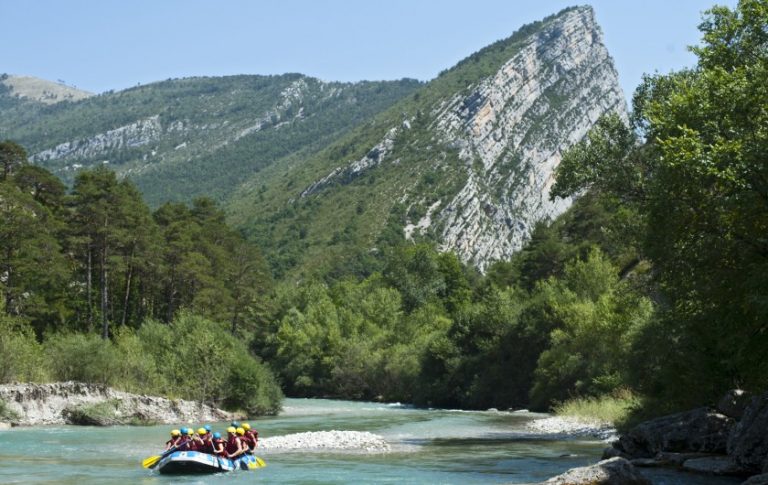 Vacances à Castellane : pourquoi choisir le camping ?