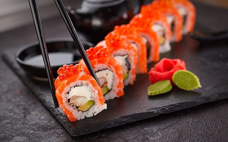 Voyage gastronomique au Japon : plongez dans l’art du sushi et du sashimi