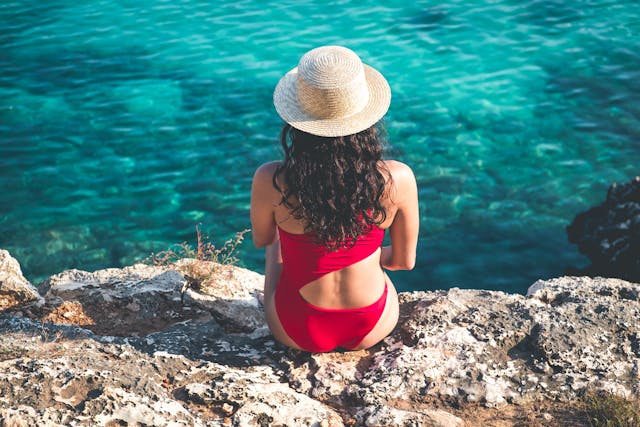 Guide voyage : quelles couleurs de maillots de bain choisir pour la plage ?